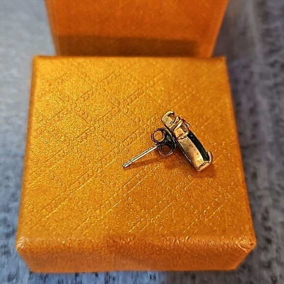 Faux Emerald Marquis cut stud earrings - Picture 3 of 6